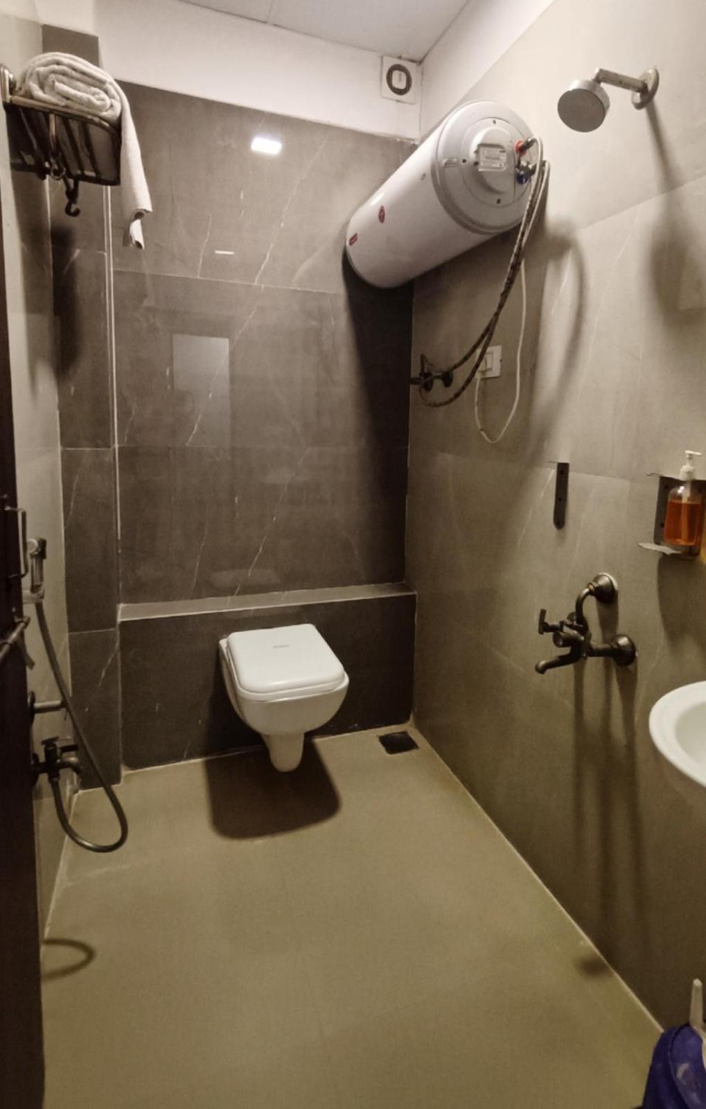 Hotel Gokul Solitaire, Surat Bhatha Экстерьер фото