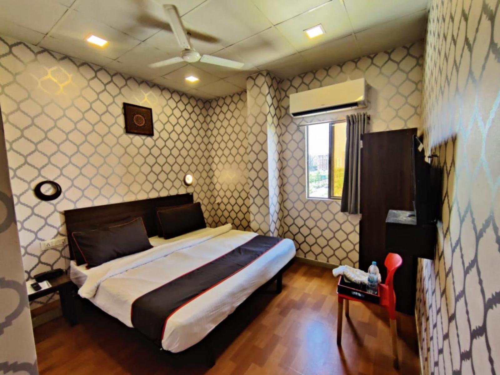 Hotel Gokul Solitaire, Surat Bhatha Экстерьер фото
