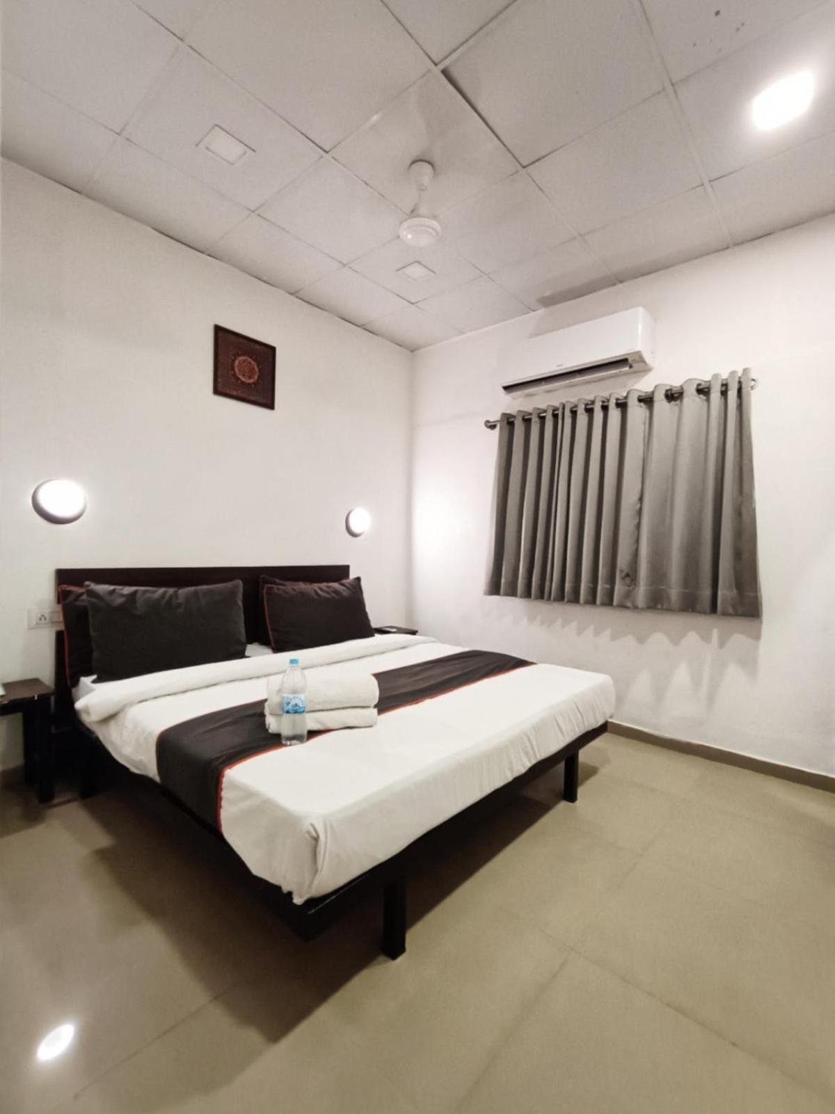 Hotel Gokul Solitaire, Surat Bhatha Экстерьер фото