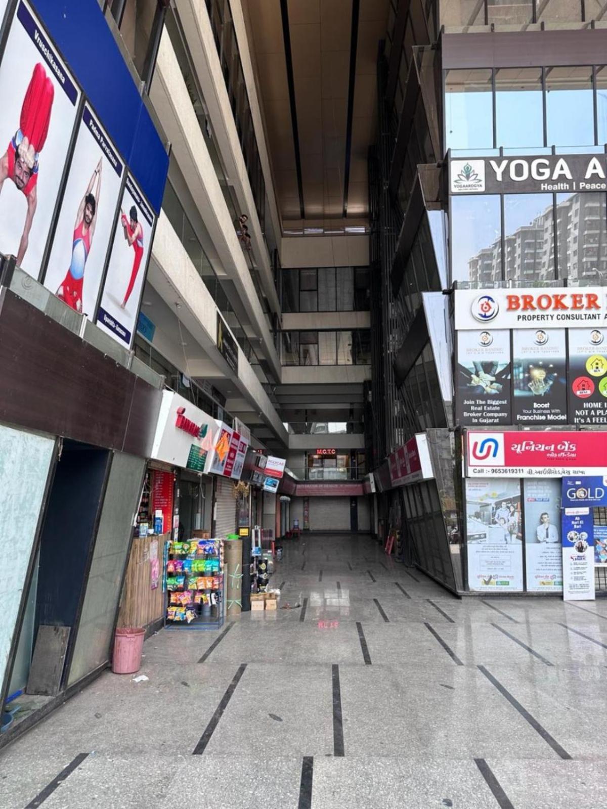 Hotel Gokul Solitaire, Surat Bhatha Экстерьер фото