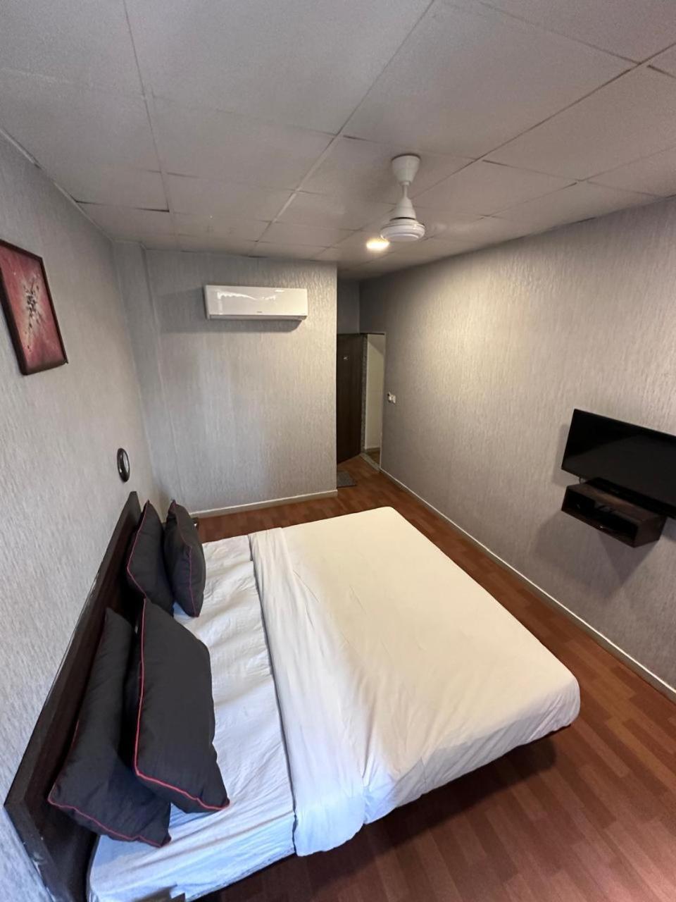 Hotel Gokul Solitaire, Surat Bhatha Экстерьер фото