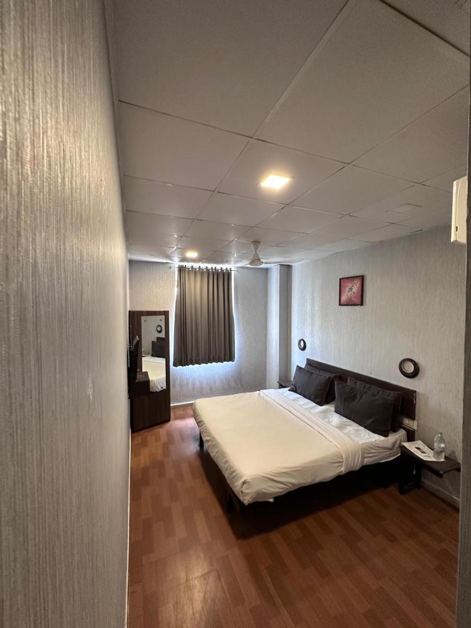 Hotel Gokul Solitaire, Surat Bhatha Экстерьер фото