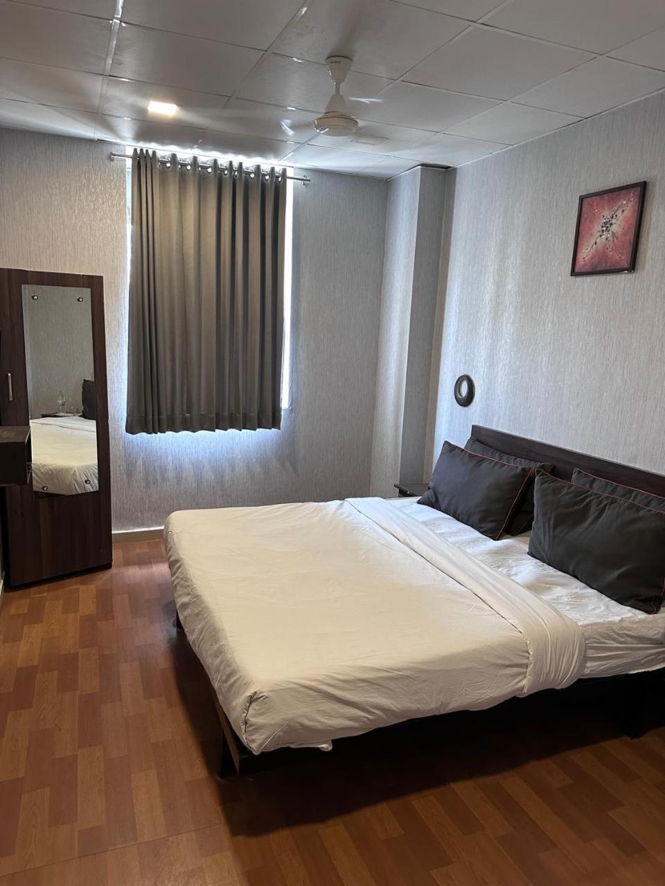 Hotel Gokul Solitaire, Surat Bhatha Экстерьер фото