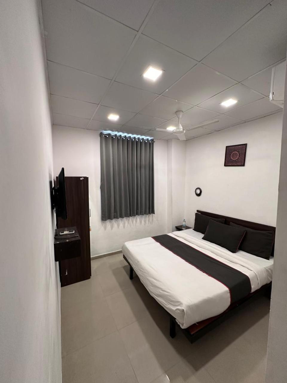 Hotel Gokul Solitaire, Surat Bhatha Экстерьер фото