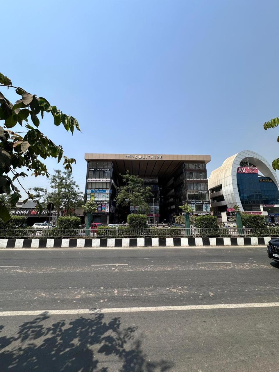 Hotel Gokul Solitaire, Surat Bhatha Экстерьер фото